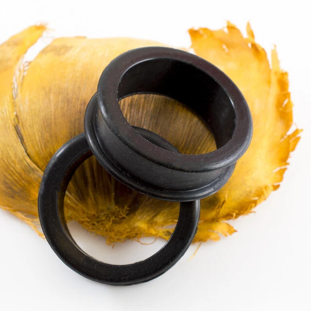 Par de tapones de túneles de silicona negros medidores de oreja doble acampanado piel de oreja flexible Foto 4 de 4