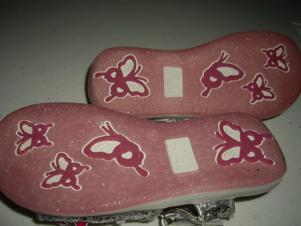 Sandalias circo plateadas talla 7 para niñas pequeñas nuevas con etiquetas con joyas de imitación y gemelos brillantes Foto 4 de 4