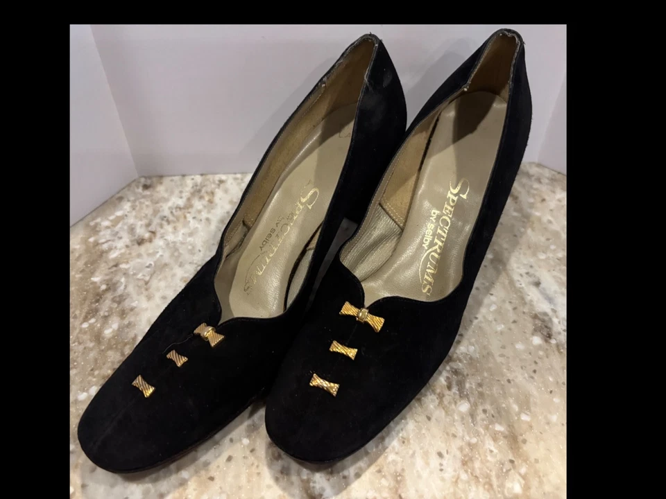 Vintage 60s / 70s Black Faux Suede Pumps with Gold Metal Bow Ties ! Size 7 - Image 2 of 4