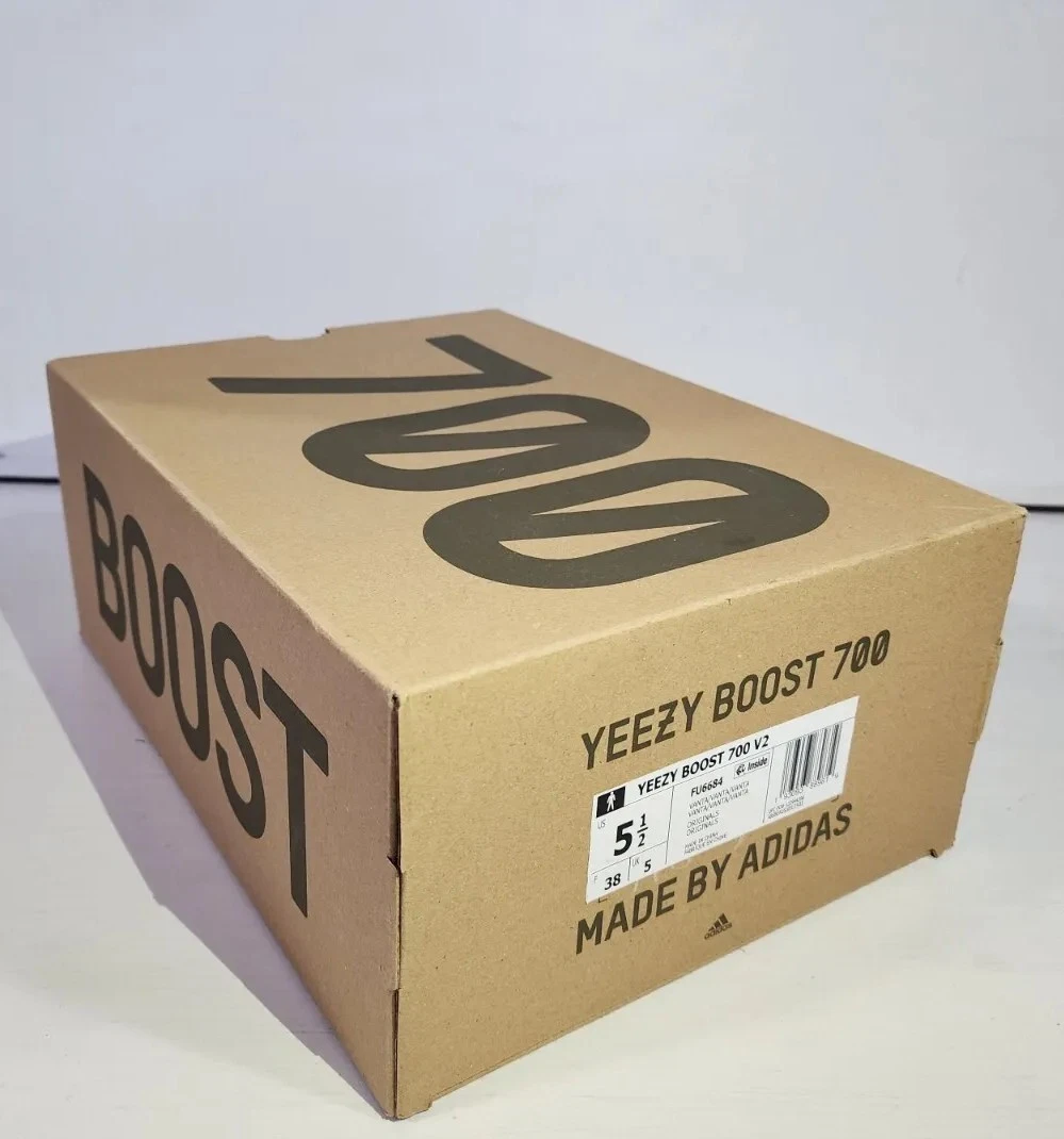 Yeezy 700 store shoe box