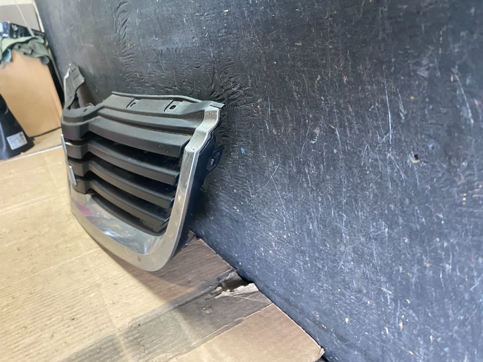 Parrilla superior delantera Mitsubishi Galant 2007 2008 OEM Q0645 DG Foto 2 de 4