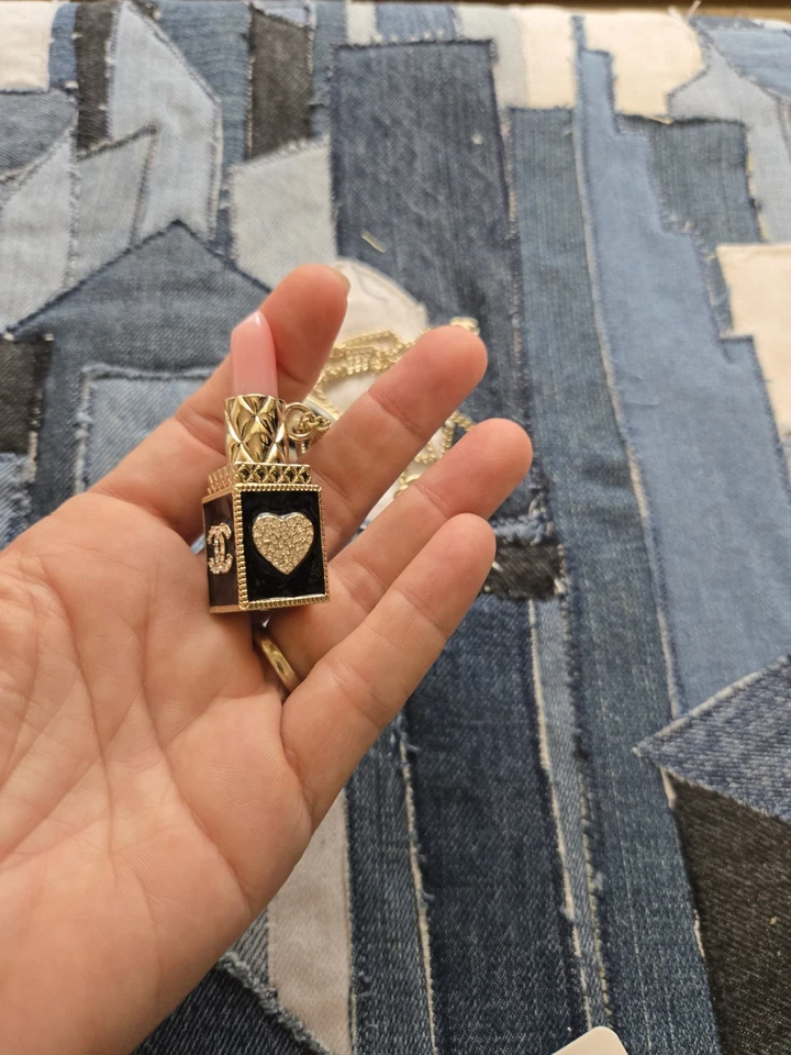 Collar de diseñador dorado con lápiz labial encanto de diseñador Foto 3 de 4