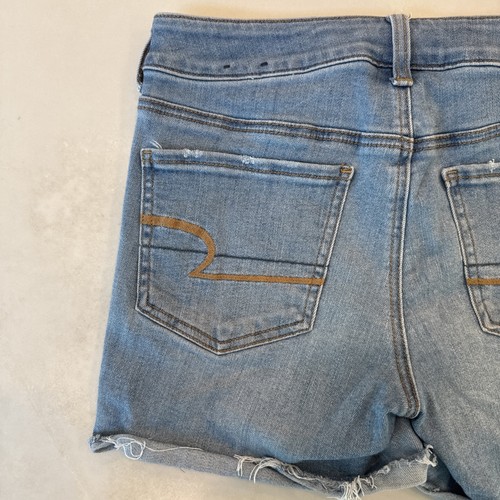 Pantaloncini American Eagle Mid Rise con polsini e taglio blu denim taglia 10 super elasticizzati - Foto 13 di 16