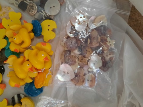 Unique Collection Of Vintage Buttons And Some Charms - Bild 21 von 21
