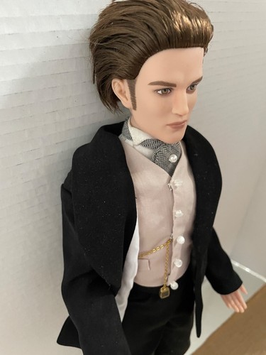 MUÑECA TONNER 17" Vinilo Vampiro EDWARD CULLEN Revestida en GWTW Rhett TRAJE Y Zapatos - Imagen 15 de 20