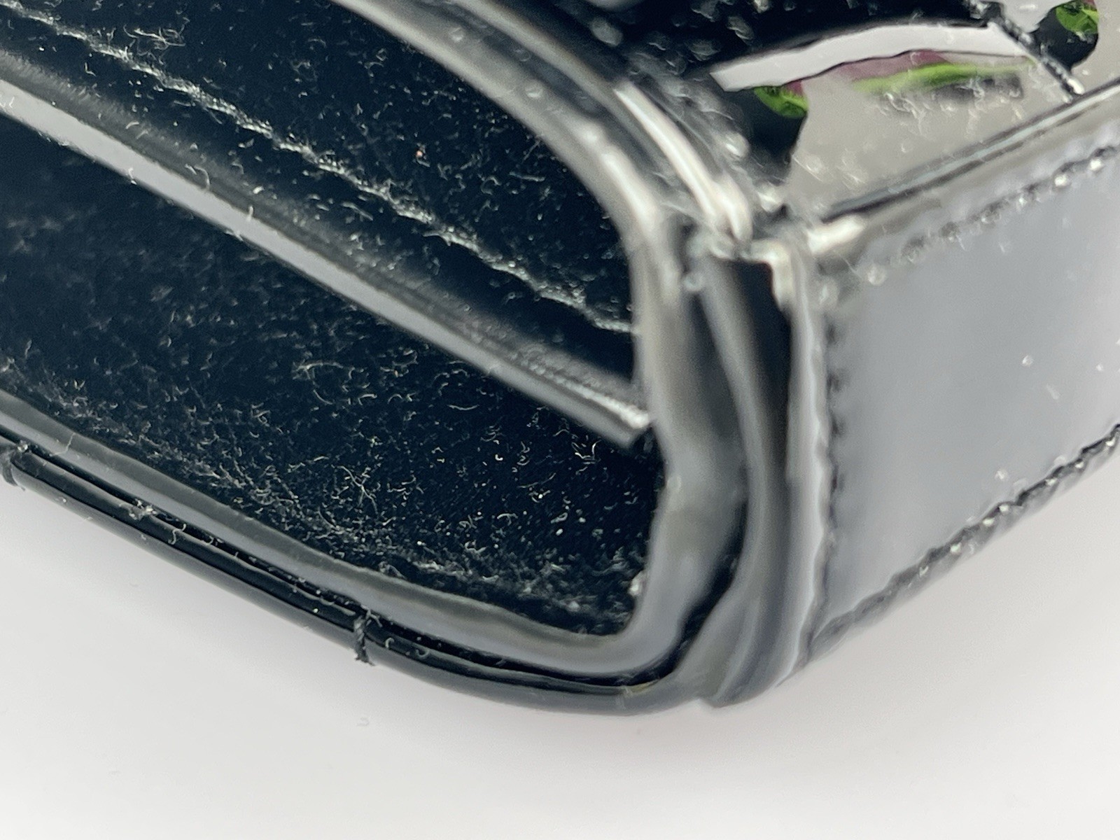 Portafoglio Cassandra Saint Laurent in pelle verniciata nero trapuntato su catena