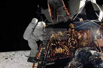 ALAN BEAN STEPS OFF LUNAR MODULE LADDER APOLO 12 1969 4X6 PHOTO