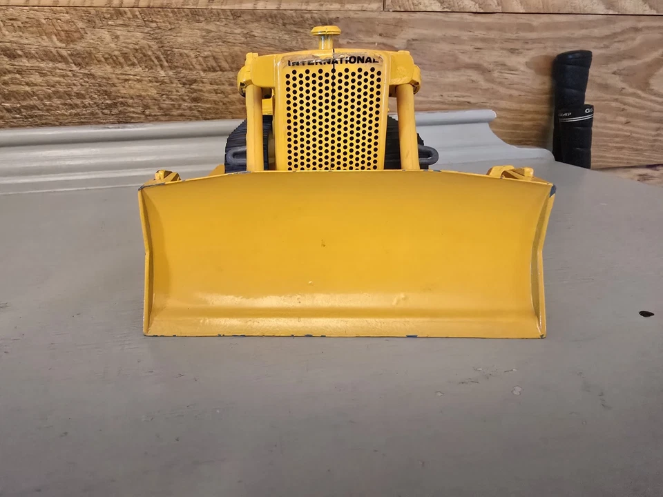 Cosechadora internacional fundida a presión Ertl TD-25 de colección excavadora sobre orugas con hoja Foto 3 de 4