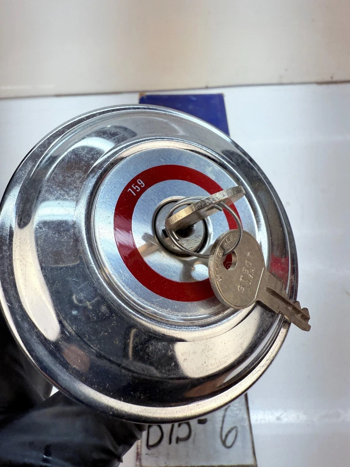 NOS STANT 10559 G759 Tapa de tanque de combustible de bloqueo Tapa de gas y llaves vintage cromo B73-6 Foto 2 de 4