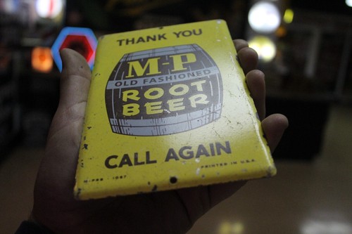 RARE 1950s CALL AGAIN M-P ROOT BEER STAMPED PAINTED METAL DOOR SIGN SODA POP 7UP - Picture 9 of 15