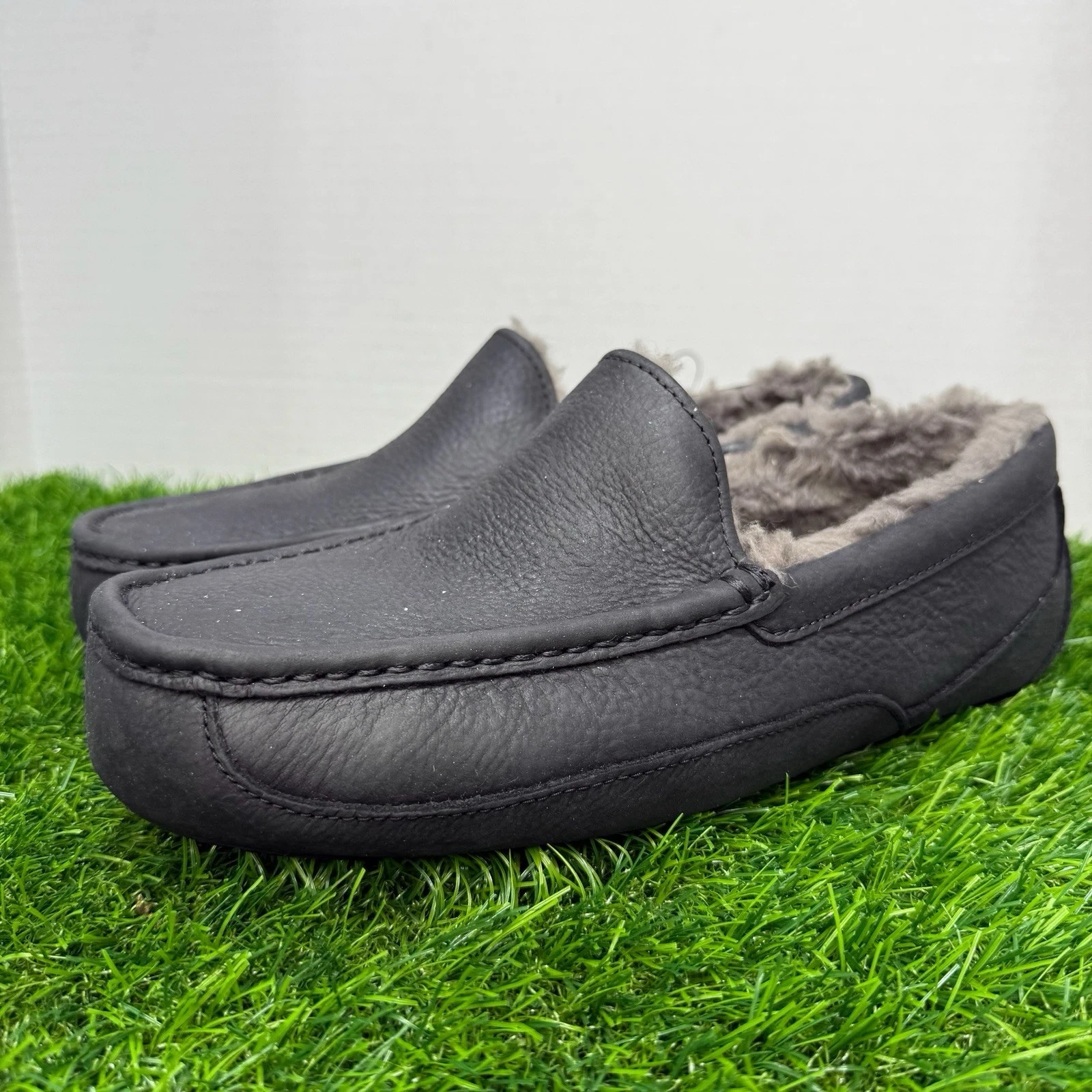 Mocassino da guida UGG Ascot in pelle di pecora nero da uomo 10 EEE 1103889w