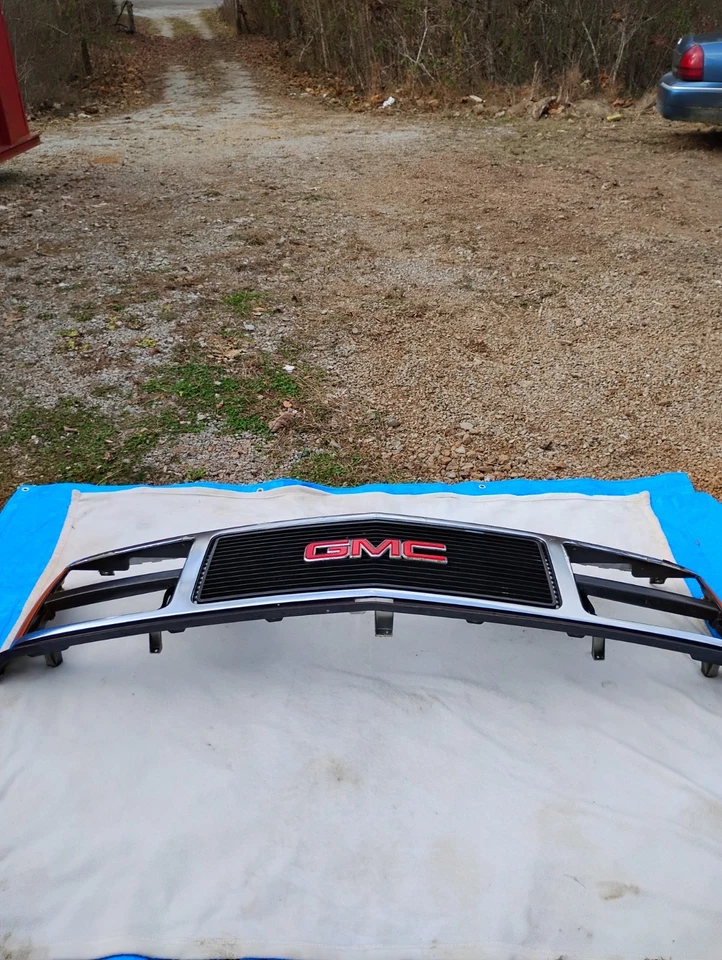 GMC, Sierra, Yukon, Suburban, 1994, 1995 - 1999, Complete Grille as pictured - Image 2 of 2