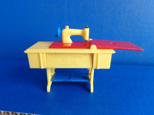 VINTAGE RENWAL MINIATURE SEWING MACHINE FOR DOLLHOUSE- MID CENTURY PLASTIC - Picture 2 of 6