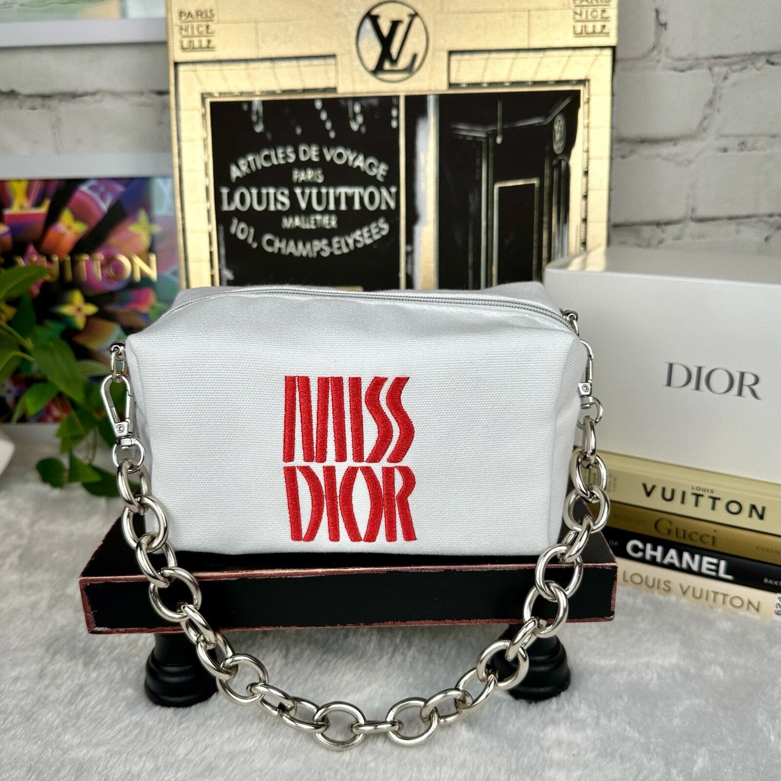 Bandoulière ou bracelet beauté cosmétique MISS DIOR. NEUF avec sangle et chaîne !