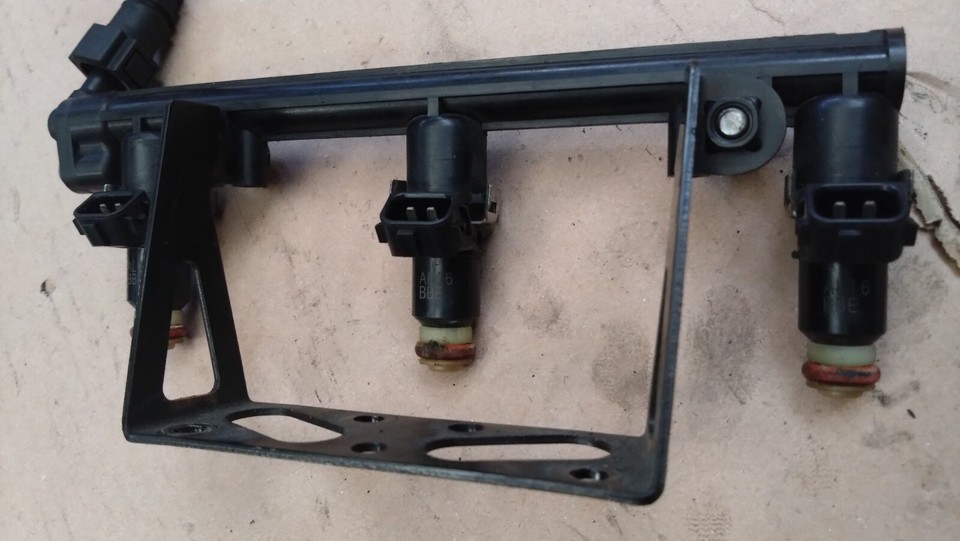 RAMPE RAIL INJECTEURS TRIUMPH TIGER SPRINT 1050 ST 2005 2010 T1240466