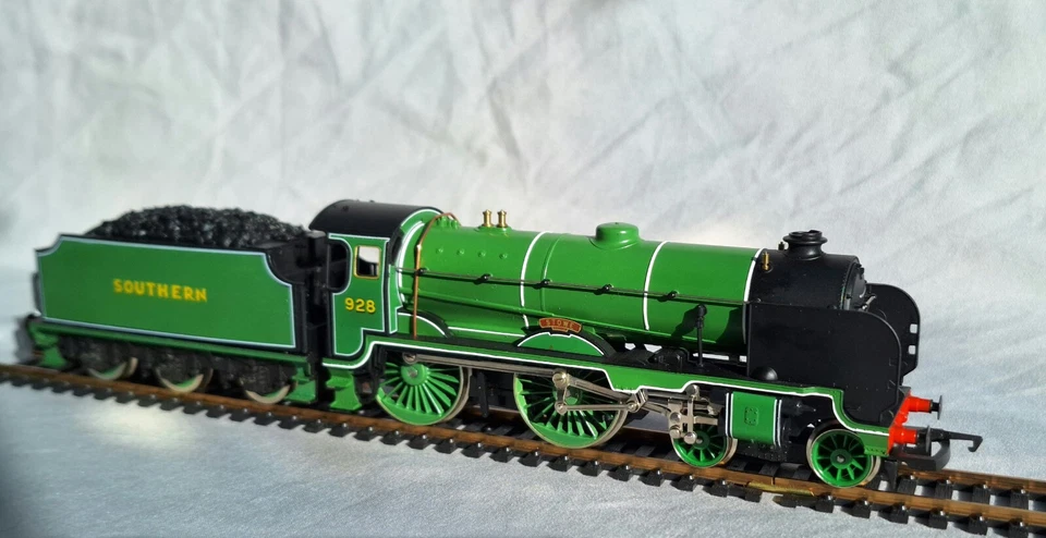 Hornby Railways Steam Locomotive Schools Class V OO Gauge 928 'Stowe' - Image 3 of 4