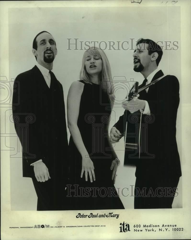 1966 Press Photo Folk singing trio, Peter, Paul and Mary. - nop61113