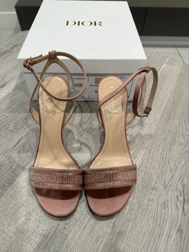 Christian Dior DWAY talons aiguilles à talons hauts taille 7,5 W porté une fois très bon état