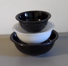 Pyrex Set of 3 Clear Bottom Glass Mixing Bowls 322 325 Black 323 White