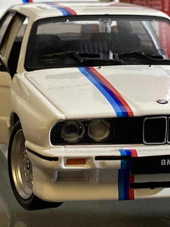 Coche de juguete de metal fundido a presión y plástico para exhibición, de BMW y Volkswagen (micro). Foto 4 de 4