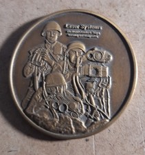 Militaria: lotto di token e dec.ni + Guanti in pelle berretto e basco da Gen.