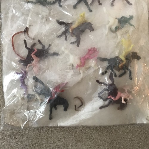 Vintage plastic Cowboys and Indians Figures in Original Packaging - Picture 4 of 5