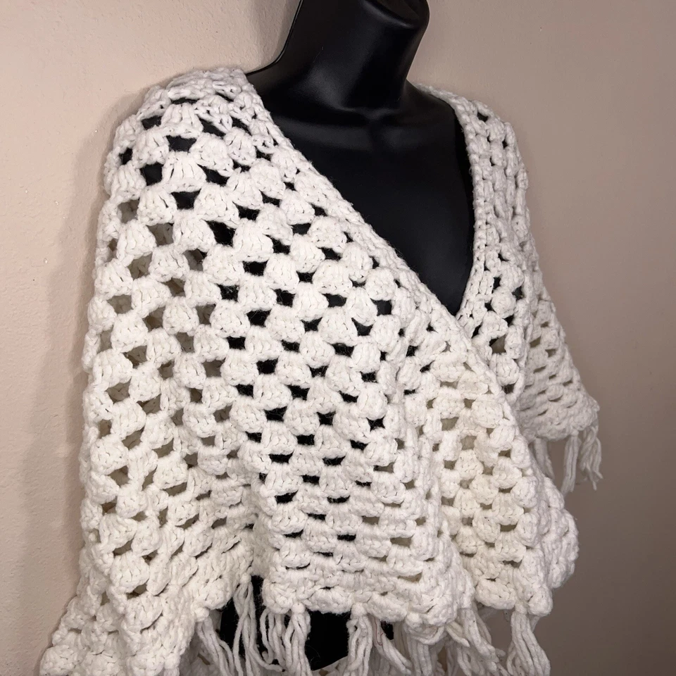 Mantón de ganchillo blanco hecho a mano vintage para mujer estilo años 70 flecos tejido cabaña Foto 3 de 4