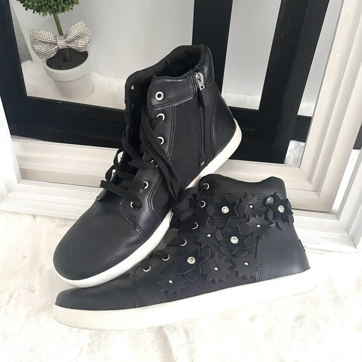 UGG High top Sneakers Schyler leather bootie flower embellished