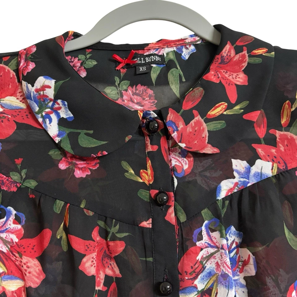 Blusa Top Hell Bunny Talla Extra Pequeña Negra Estampado Floral Manga Corta Abotonada Foto 3 de 4
