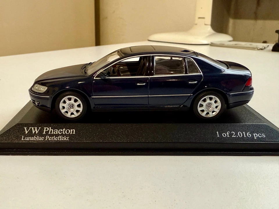 MINICHAMPS 400051000 VOLKSWAGEN PHAETON BLU MET. 1/43 - Immagine 2 di 4