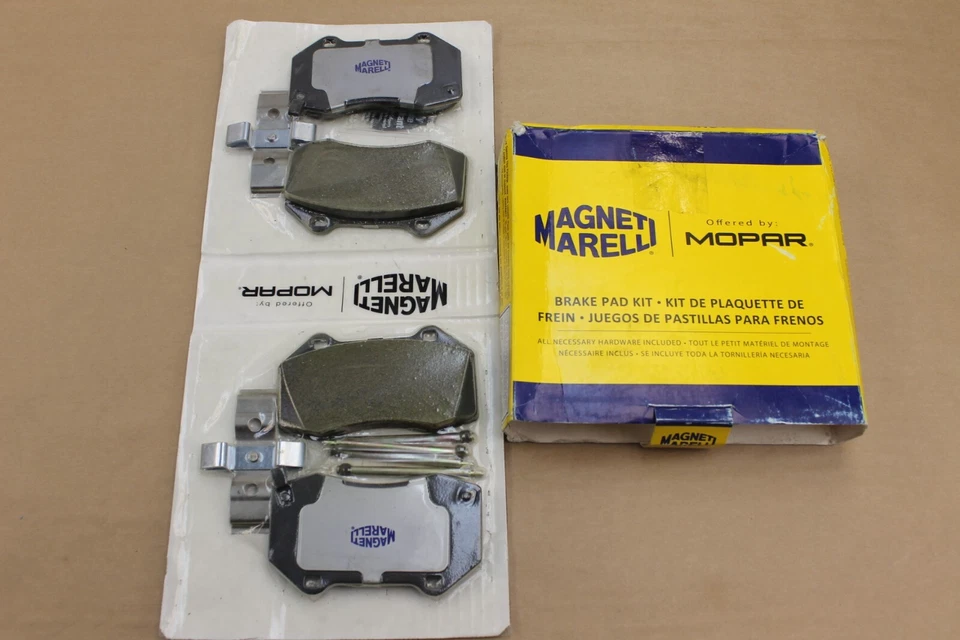 Juego de pastillas de freno de disco delanteras premium con herrajes para Chevy Cobalt SS/HHR 2009-2010 Foto 2 de 4