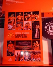 Manchester United Official Membership Tin 2019 20 book badge speaker pen gloves