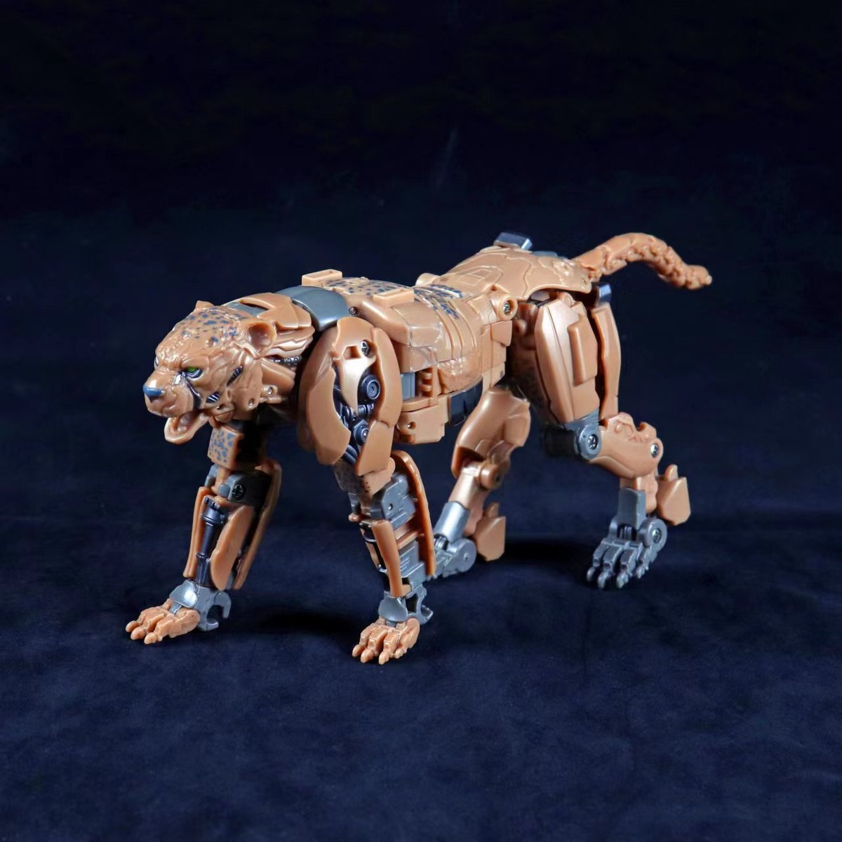 特撮 Transformers BeastWars ls2 Cheetor New Deformabl Robot Cheetor Maximals QT-02 Beast Wars Voyager