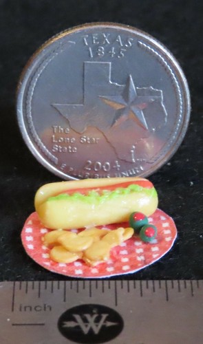 Hot Dog Potato Chips Olives Red Checked Plate Picnic Lunch 1:12 Miniature K1934 - Picture 3 of 3
