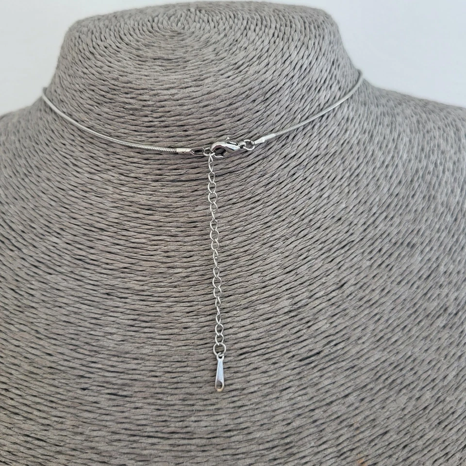 Collar Colgante Imitación Esmeralda Brillante Estrás Tono Plata Cadena Serpiente Foto 4 de 4