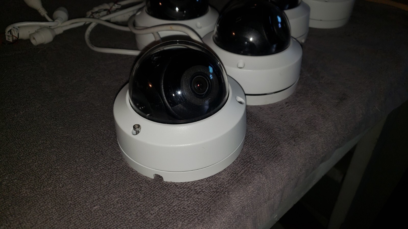 luma surveillance 410 SERIES DOM A IP Wh 4 cameras sold separately. 