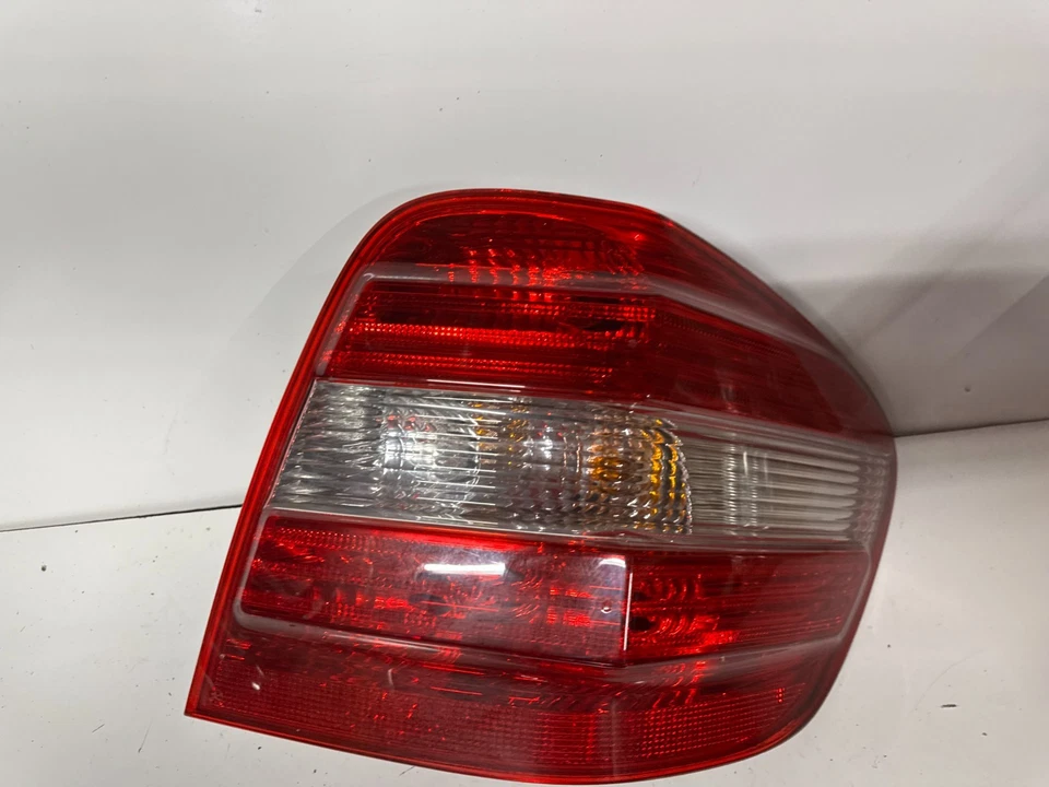 Lâmpada traseira direita do lado do passageiro Mercedes-Benz ML350 ML500 2006-2011 - Imagem 3 de 4