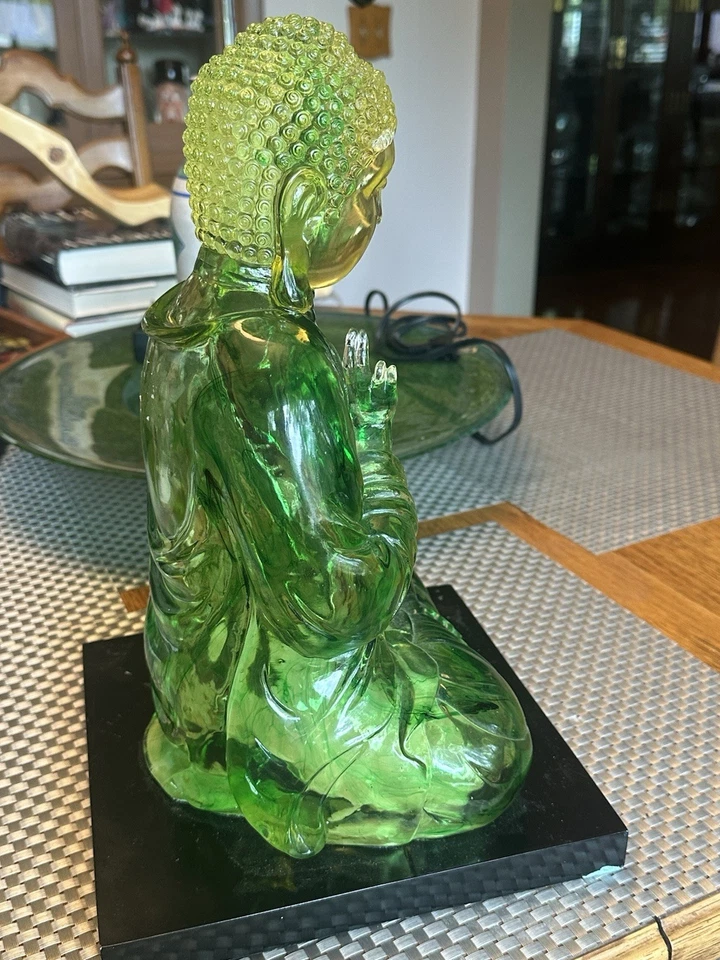 Estátua de Buda grande vintage Lucite/acrílico 15" verde citrino translúcido Feng Shui - Imagem 3 de 4