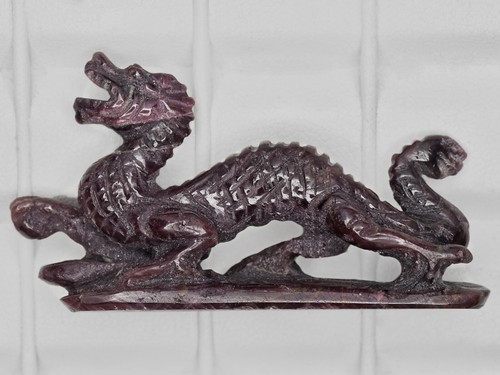 Escultura roja púrpura oscuro natural sin tratar rubí india con certificación GII - Imagen 6 de 7