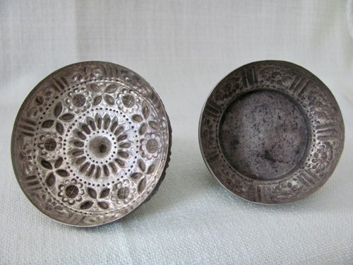 Thai / Southeast Asian Antique Repoussed Silver Box / Container - Picture 10 of 12