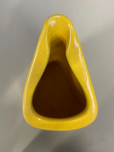 CARAFFA VINTAGE BROCCA CERAMICA SMALTO GIALLO LIMONE TRIANGOLARE 17,5 cm/h '60 - Foto 7 di 12