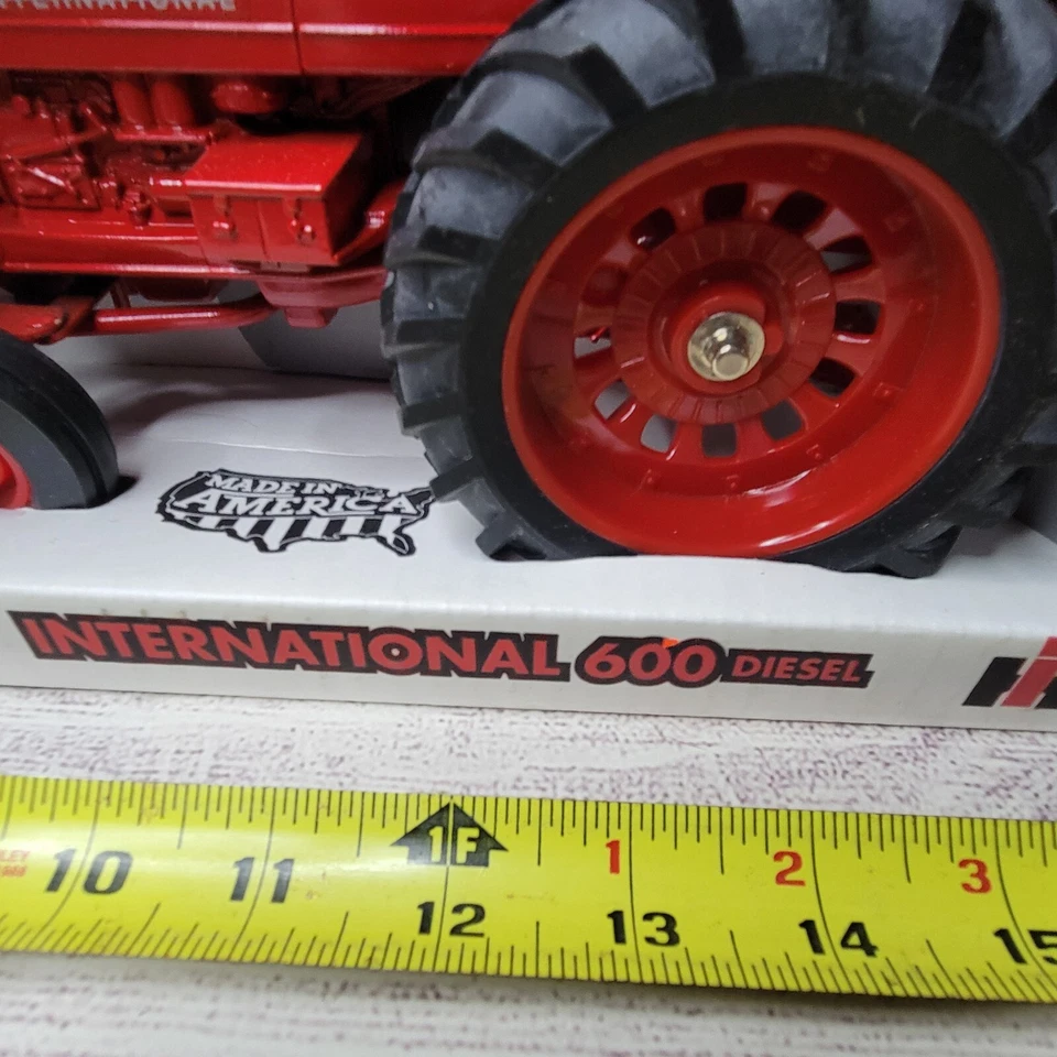 Tractor diésel Ertl International Harvester 600 1995 de colección con frontal estrecho 1/16 Foto 4 de 4