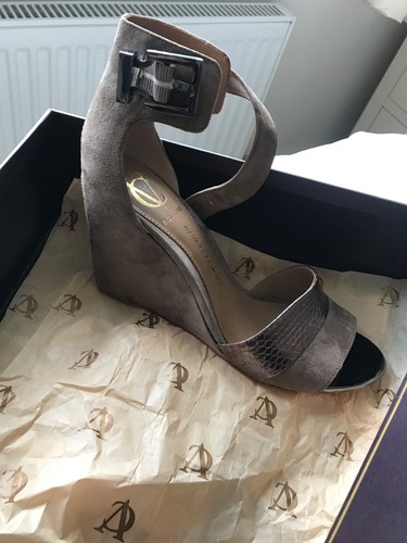 Signature VINCE CAMUTO / Summer Wedge Sandles size 5 1/2 - Picture 16 of 17