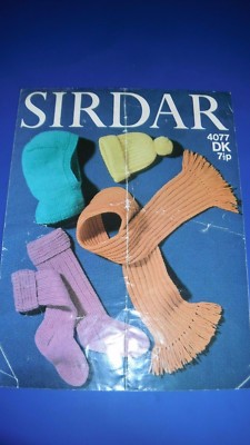 Sirdar Kinder Helme Mütze Schal & Strümpfe Strickmuster 4077