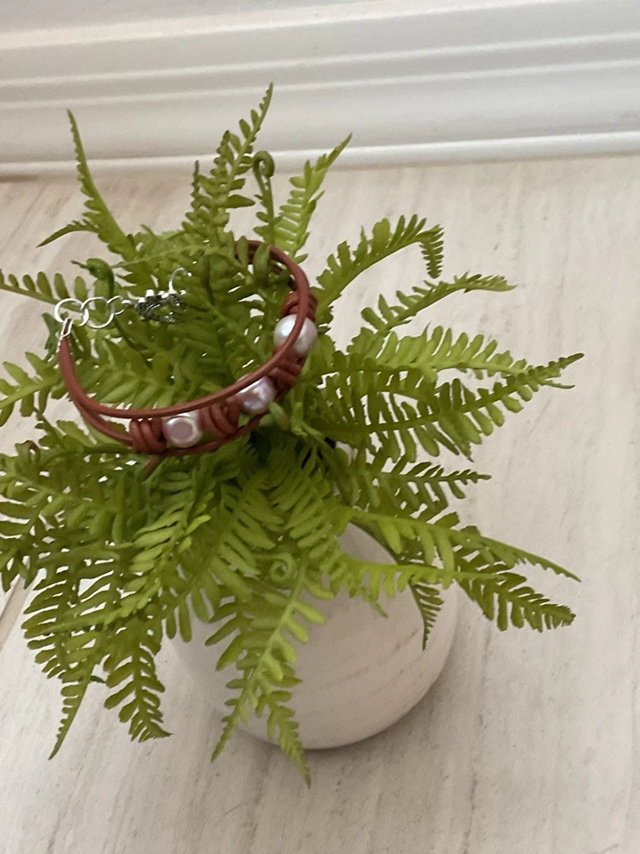 Pulsera artesanal de perlas de lavanda con triple hilo marrón chocolate 7 3/4 pulgadas Foto 2 de 4