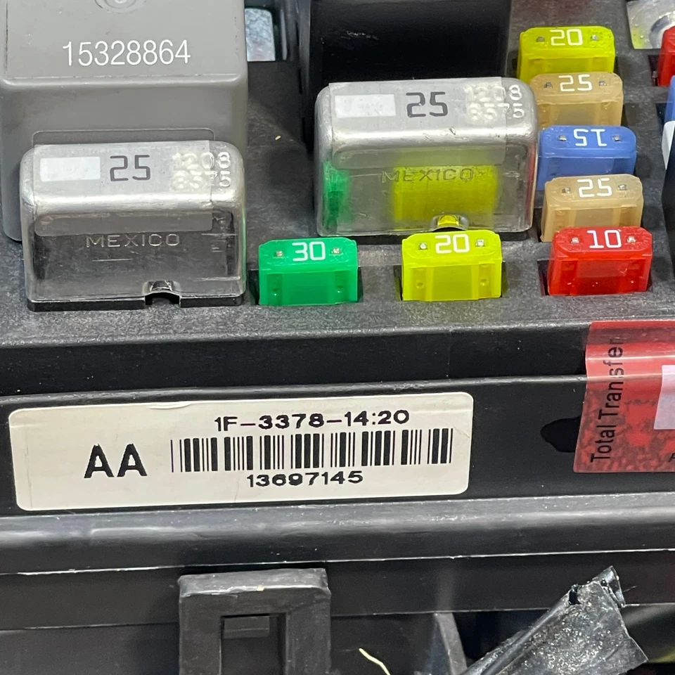 Buick Lucerne Cadillac DTS 2008-2011 caja de fusibles trasera debajo del asiento 13697145 Foto 3 de 4