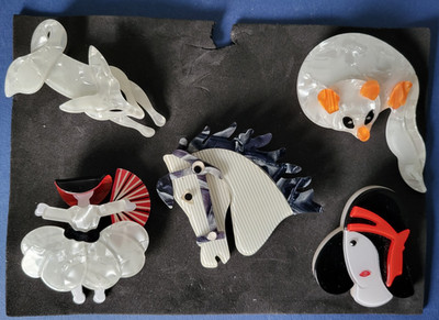 SET AUS FÜNF GROSSEN MODERNEN HARTPLASTIK BROSCHEN - KATZE PFERD TÄNZERIN FUCHS FLAPPER