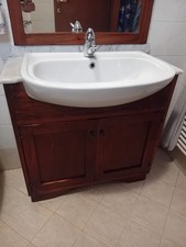 mobile bagno con lavabo e specchio