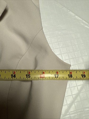 Abito Alex Marie beige con cintura scollo a V foderato taglia 10 pit to pit 18” vita 31” zip laterale - Foto 10 di 14