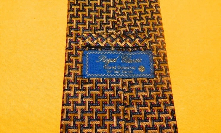 CORBATA GEOMÉTRICA TOM JAMES HECHA EN EE. UU. NEGRA/ROJA/AMARILLA - CORBATAS DE DISEÑADOR - CORBATAS. Foto 3 de 3